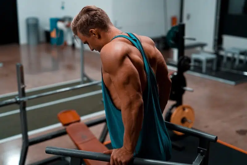 Man doing bench dips - a shoulder tendonitis exercise to avoid.